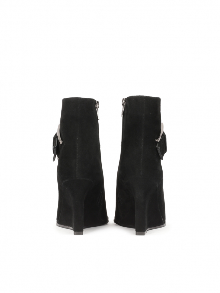 Zamszowe botki na koturnie