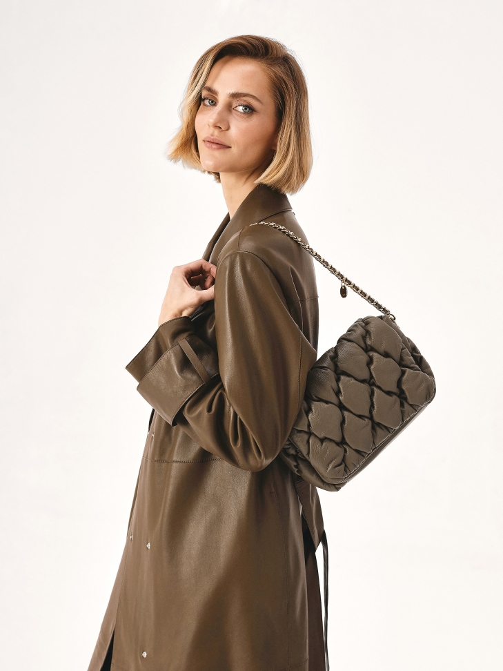 Miękka pikowana torebka w kolorze taupe