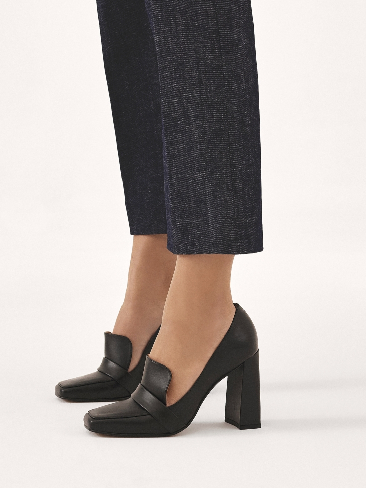 Czółenka typu lordsy na wysokim słupku