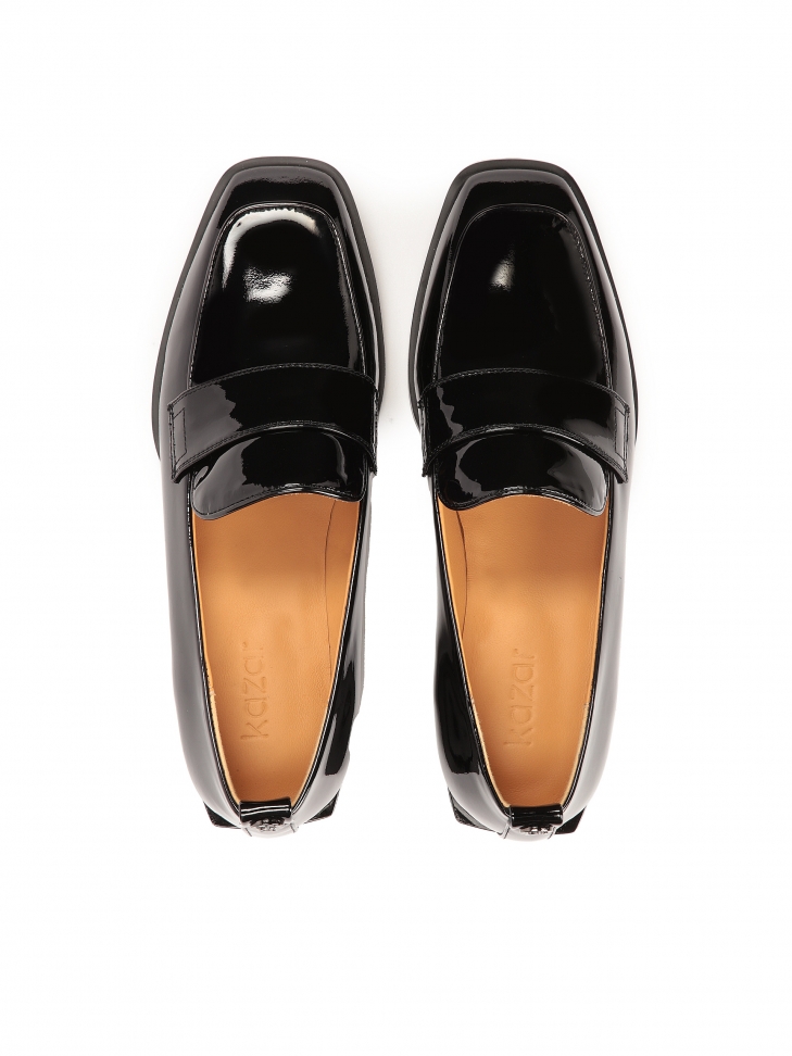 Lakierowane półbuty z kwadratowym noskiem i obcasem