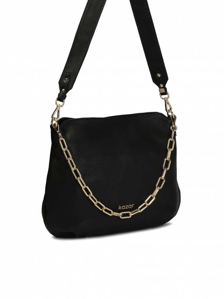 Czarna skórzana torebka w miejskim stylu z metalowym łańcuszkiem