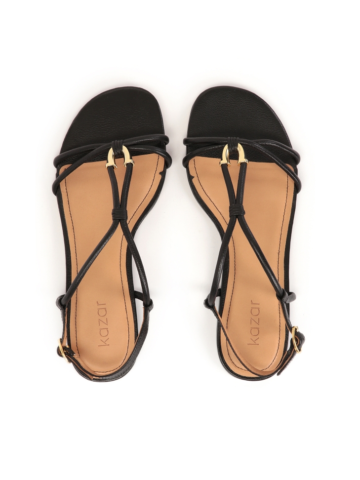 Czarne sandały ze skóry z biżuteryjną ozdobą