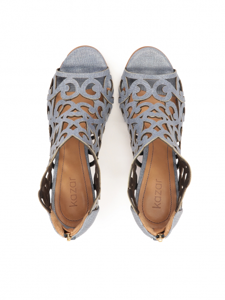 Niebieskie botki peep toe z efektownie wyciętą cholewką