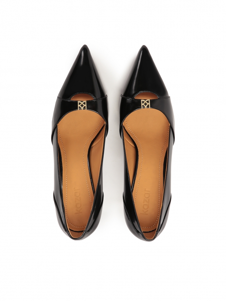 Czarne czółenka z małym monogramem