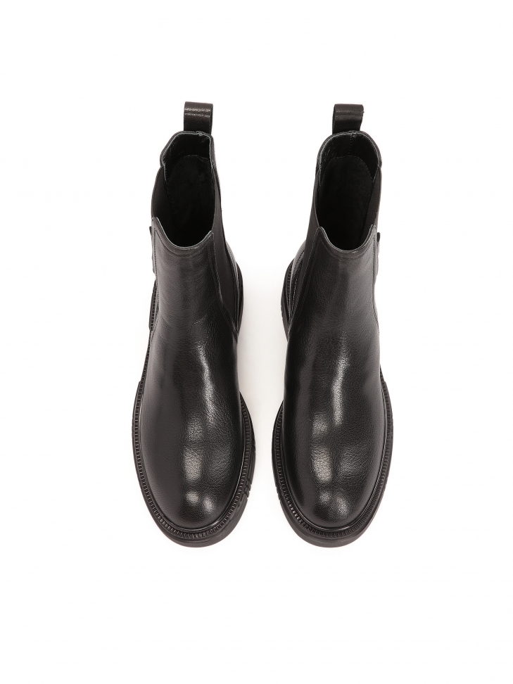 Czarne botki typu chelsea boots ze wzorzystą podeszwą