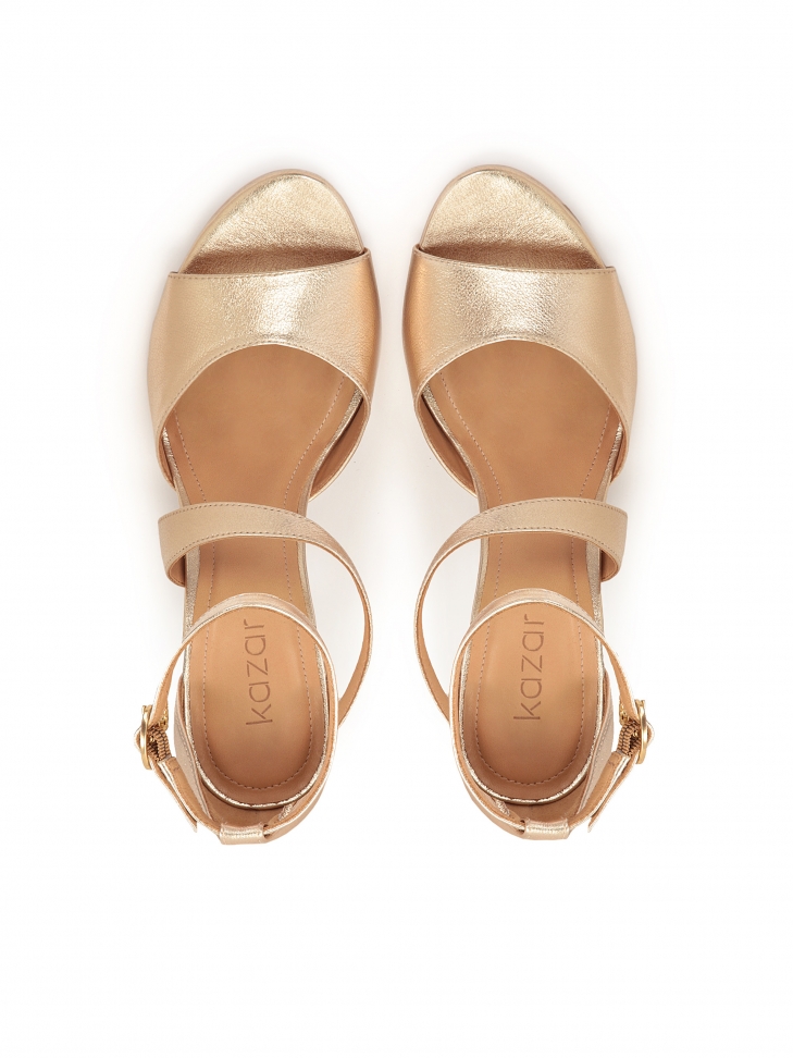 Złote sandały na obcasie z pełną piętą