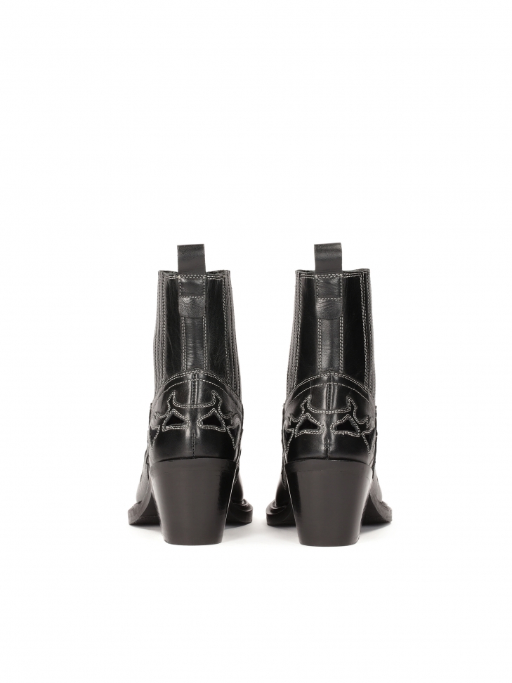 Skórzane kowbojki z wycinanym wzorem