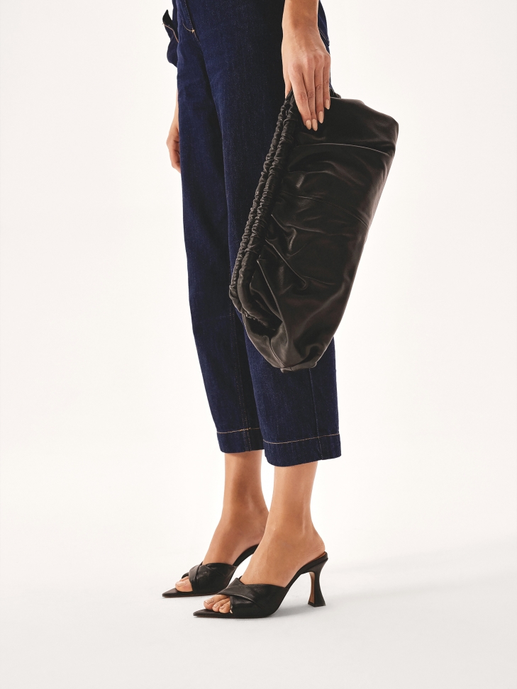 Spiczaste klapki z czarnej skóry