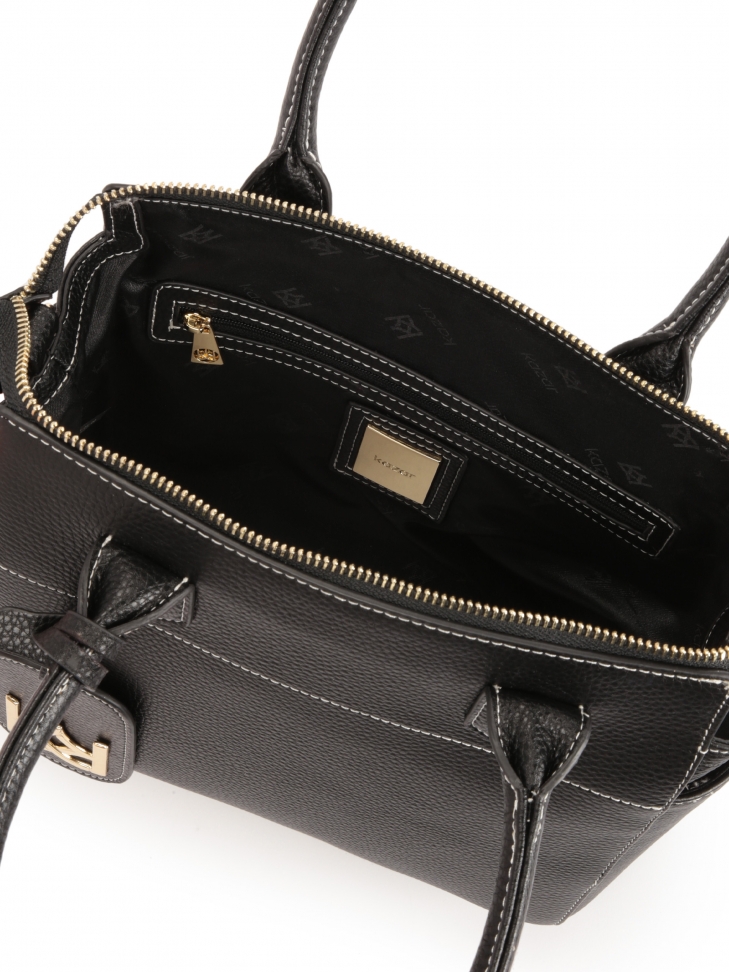 Czarna torebka z kontrastującymi białymi szwami