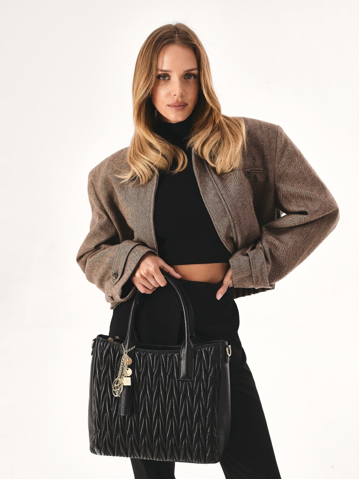 Pikowana torebka z uchwytami do ręki i brelokiem