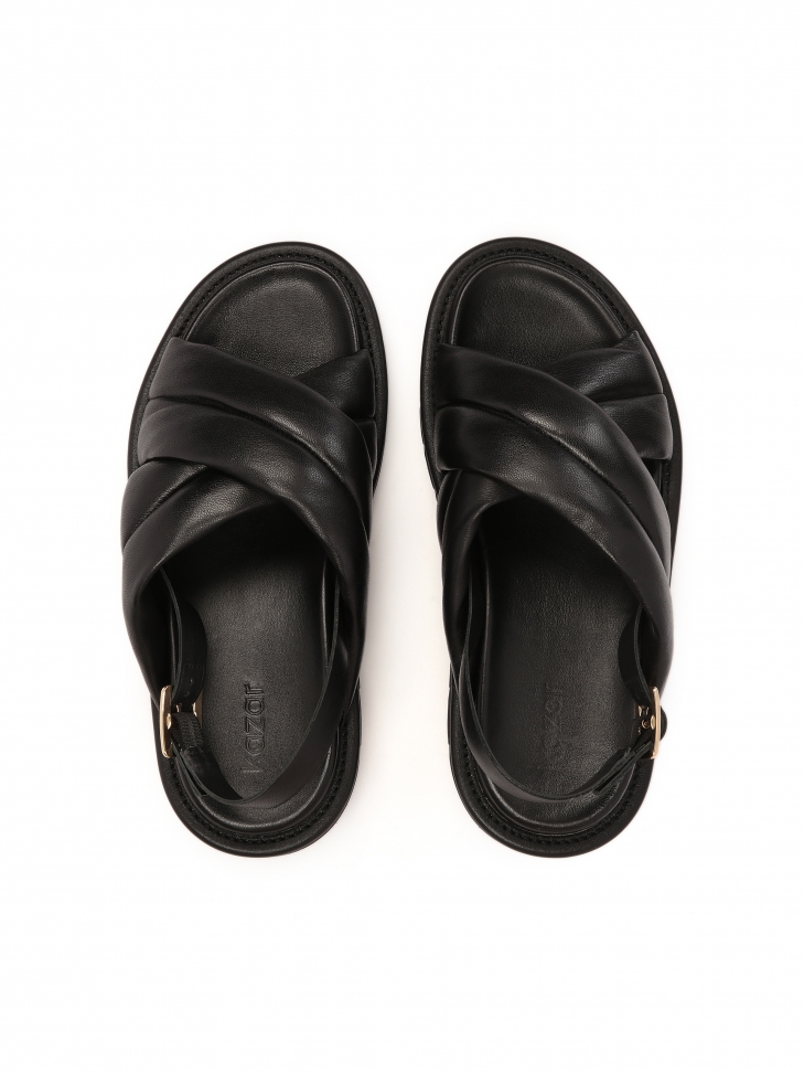 Czarne skórzane sandały na prostej podeszwie