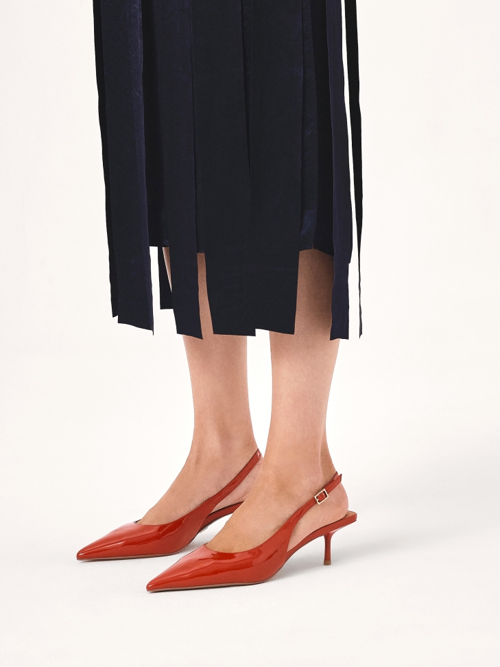 Czerwone lakierowane czółenka z odsłoniętą piętą