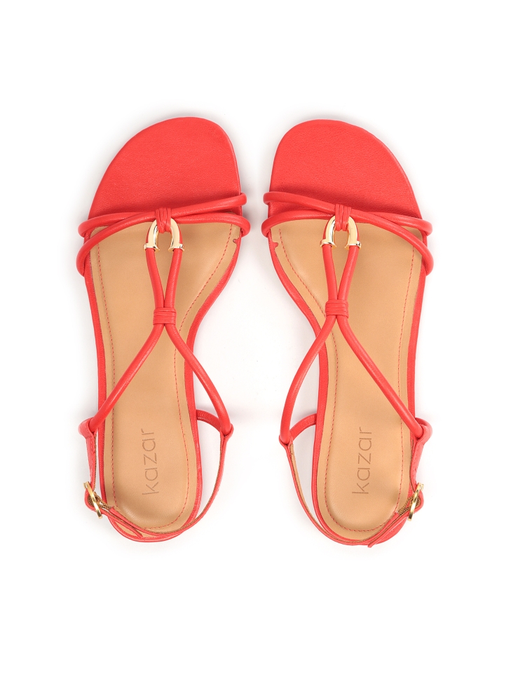Czerwone sandały na płaskiej podeszwie z przewieszką