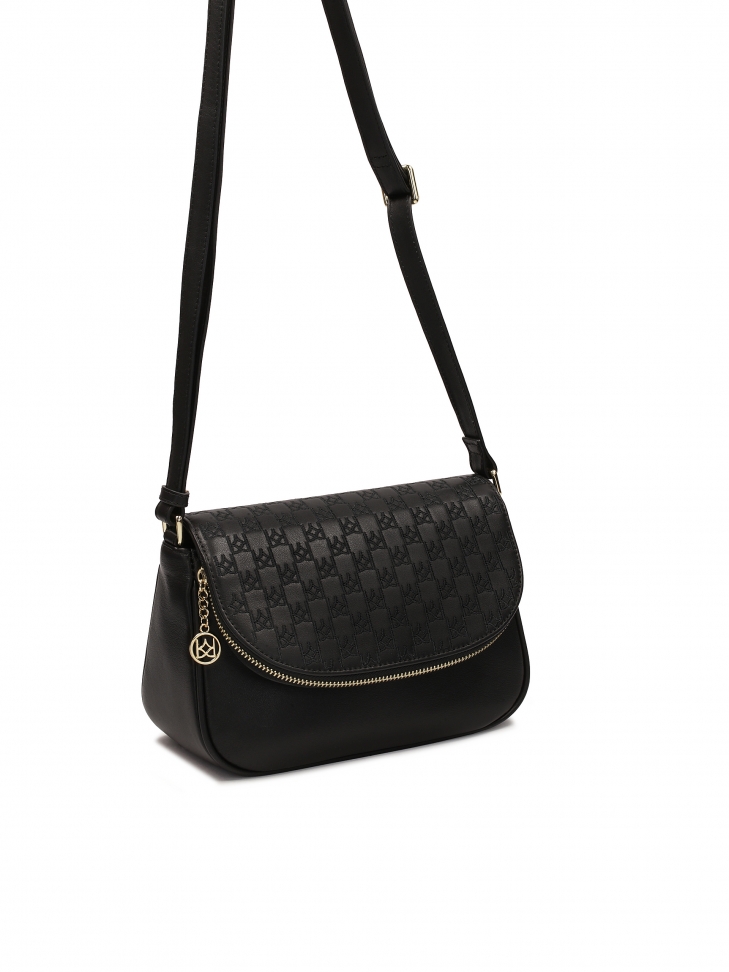 Czarna torebka na ramię z logowaną klapą