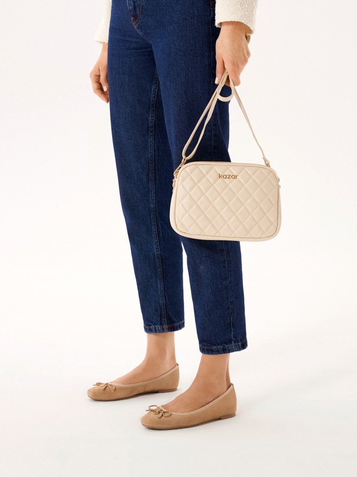 Skórzana torebka na pasku zdobiona pikowaniem