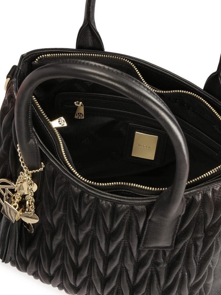 Pikowana torebka z uchwytami do ręki i brelokiem