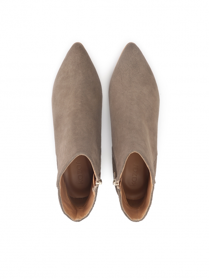 Ciemnobeżowe botki z zamszu ozdobione tłoczeniem