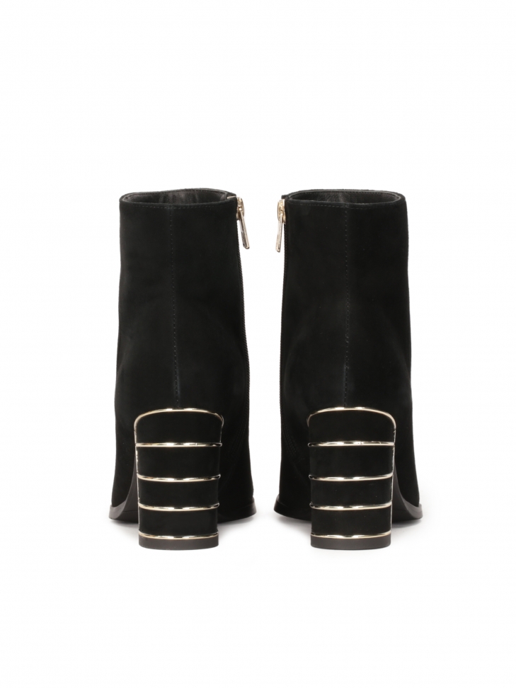 Zamszowe botki ze zdobionym obcasem