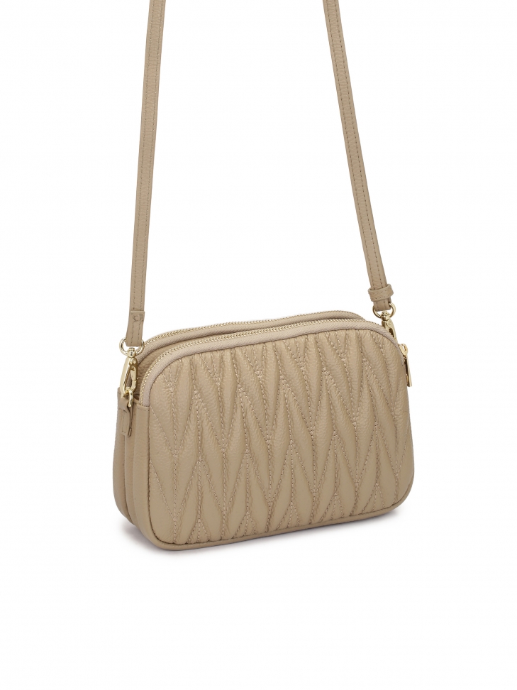 Efektownie pikowana torebka z paskiem na ramię