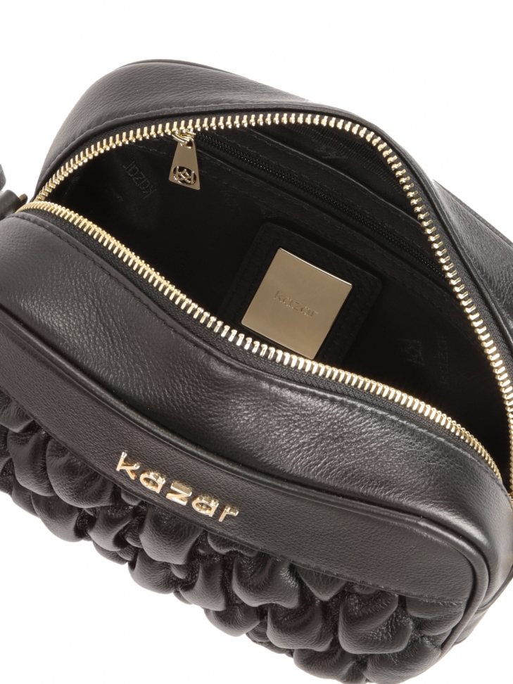 Czarna torebka z pikowaniem na przodzie