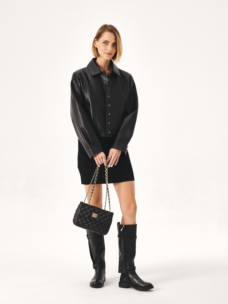 Czarne płaskie kozaki z nakładaną cholewką