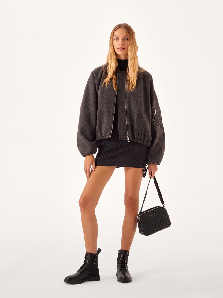 Zdobione nitami trzewiki z tkaniny i skóry