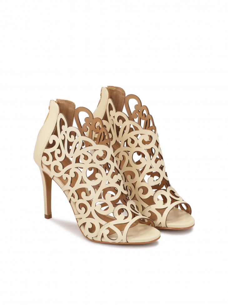 Kremowe botki peep toe z ażurowym wzorem