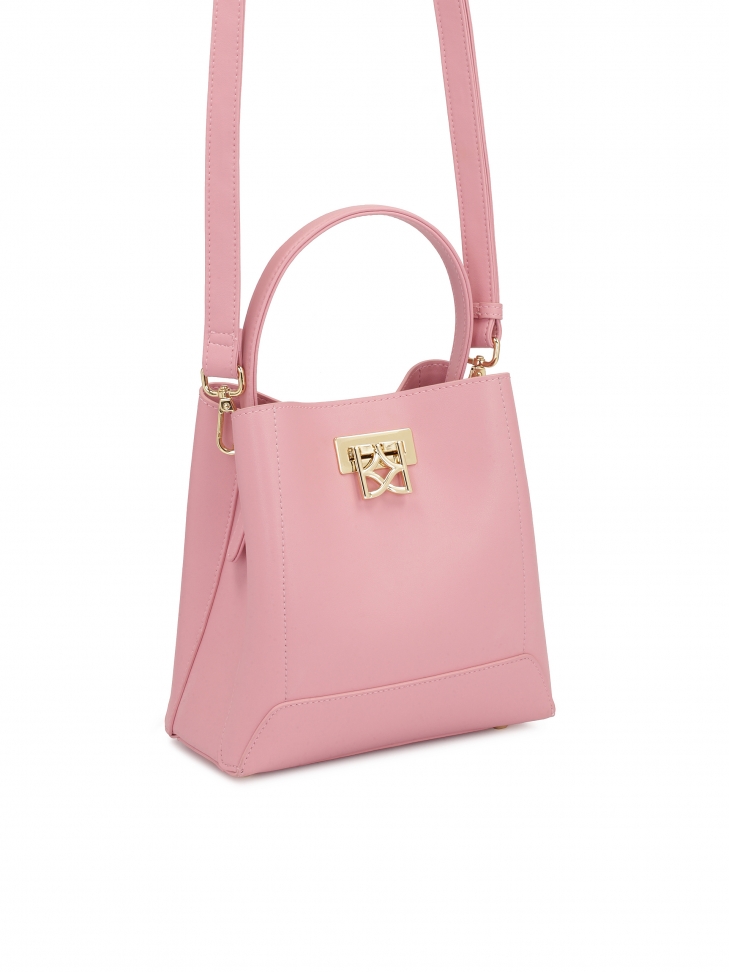 Mała różowa torebka z uchwytem do ręki i odpinanym paskiem