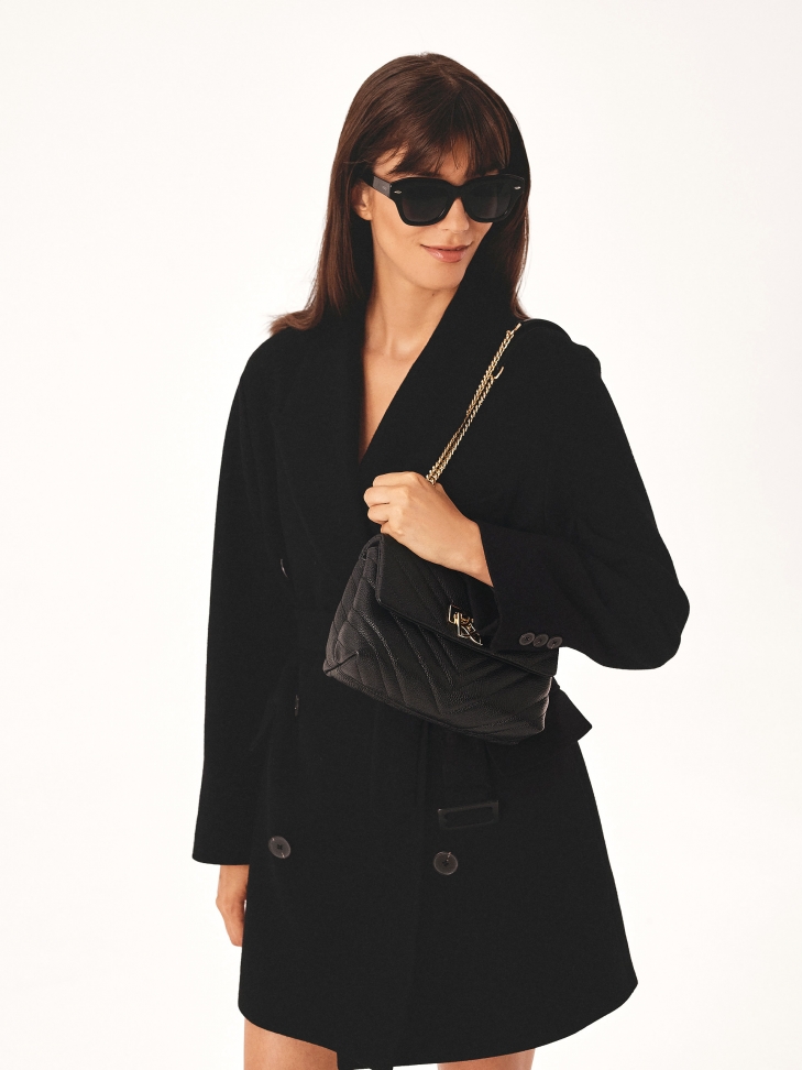 Mała pikowana torebka z ozdobnym zapięciem