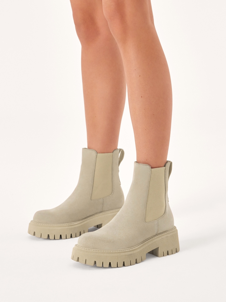 Wsuwane botki na trepowej podeszwie