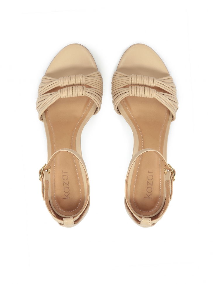 Beżowe sandały na szpilce z paskiem wokół kostki