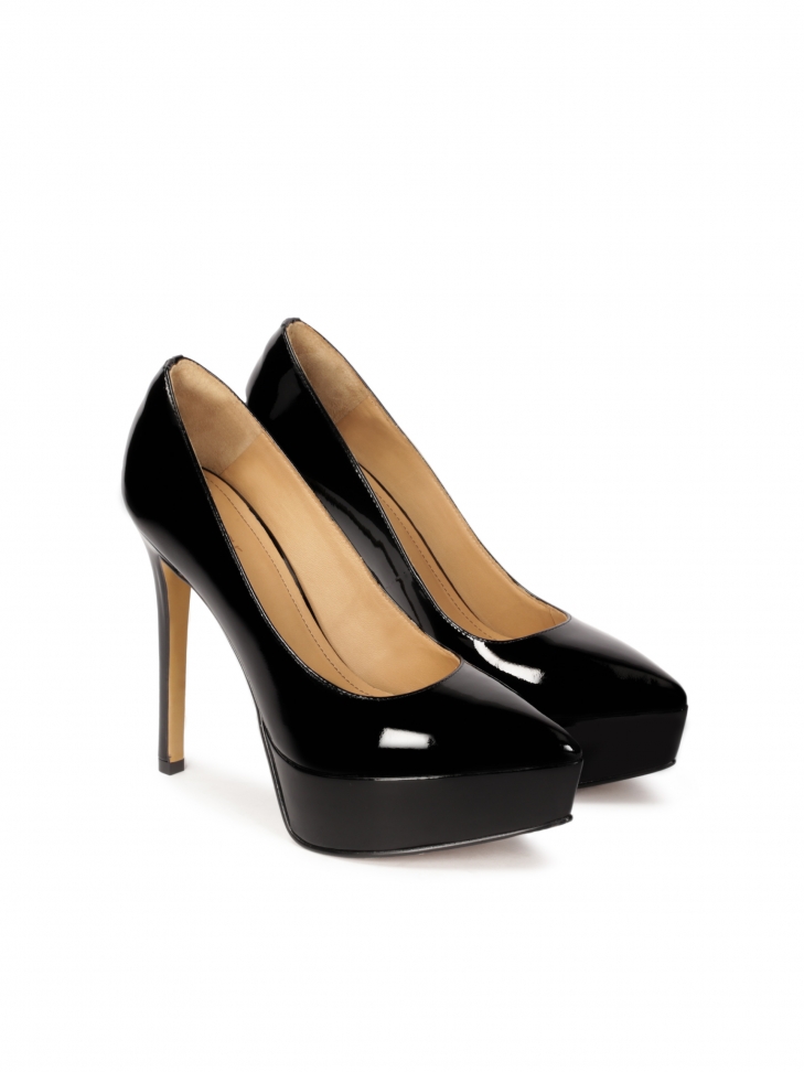 Czarne lakierowane czółenka na platformie i szpilce