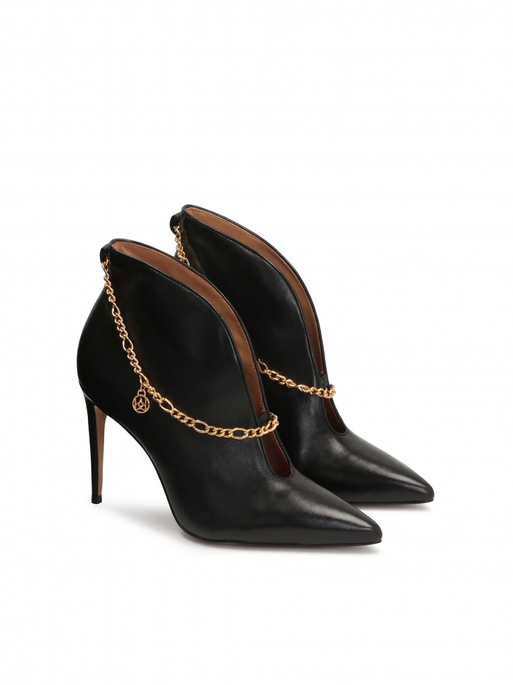 Czarne botki z wyciętą cholewką i łańcuszkiem