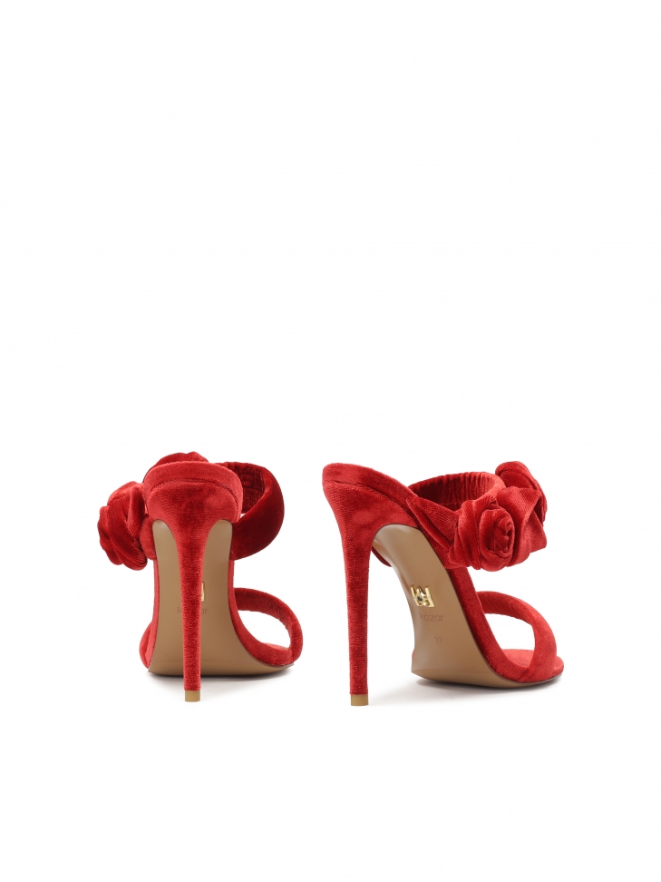 Czerwone klapki z trójwymiarową ozdobą