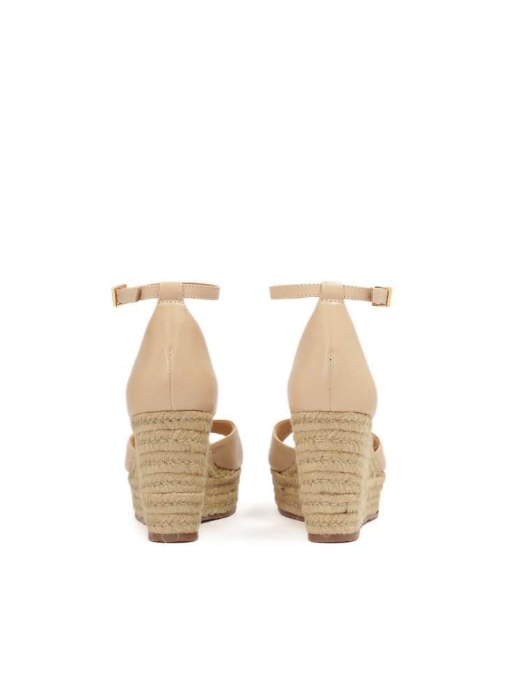 Sandały z koturnem zdobionym sznurkiem