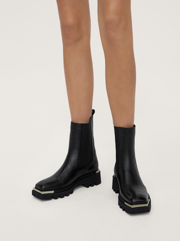 Skórzane botki typu chelsea z wysoką cholewką i metalowymi wstawkami