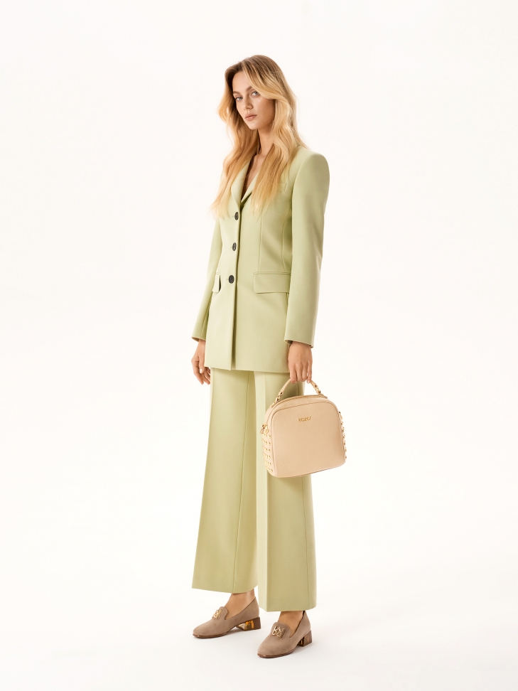 Torebka ze skóry zdobiona nitami