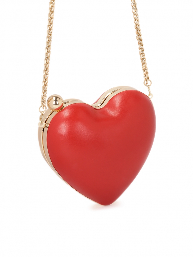 Mała czerwona torebka w kształcie serca