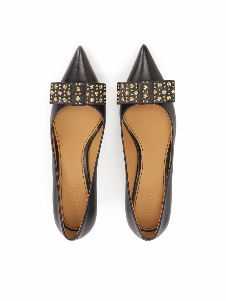 Czarne czółenka z dużymi zdobionymi kokardami