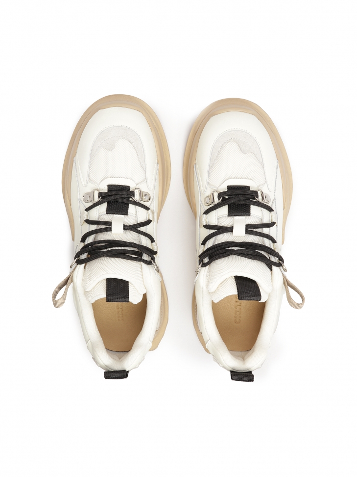 Beżowe sneakersy z łączonych materiałów