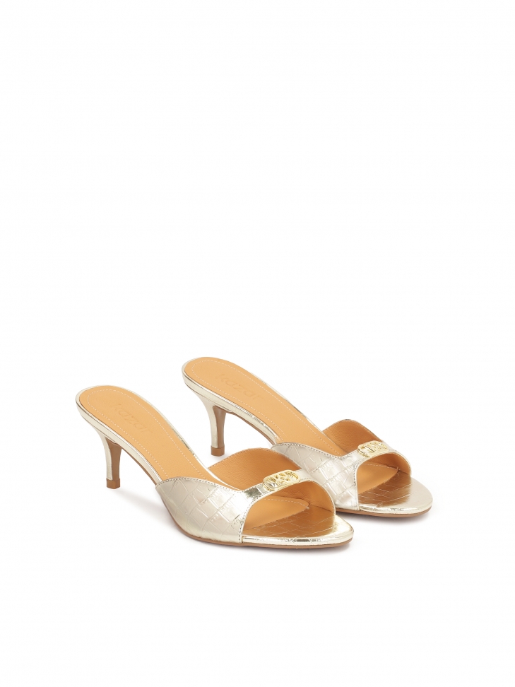 Błyszczące ote klapki z monogramem KAZAR