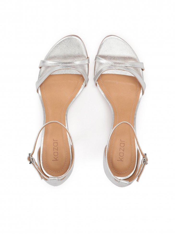 Ponadczasowe srebrne sandały z obcasem kaczuszką