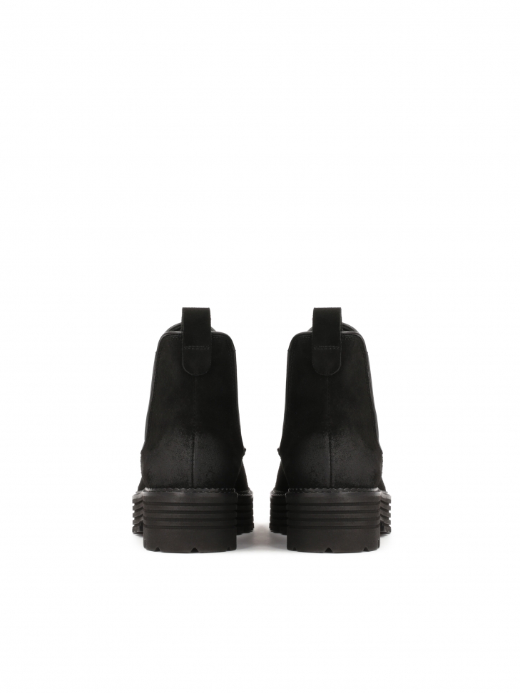 Czarne zamszowe botki chelsea na trepowej podeszwie