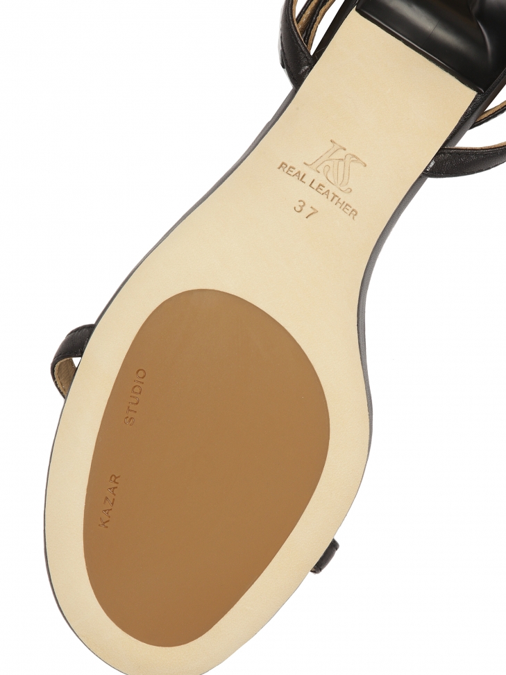 Minimalistyczne czarne sandały na modnym obcasie