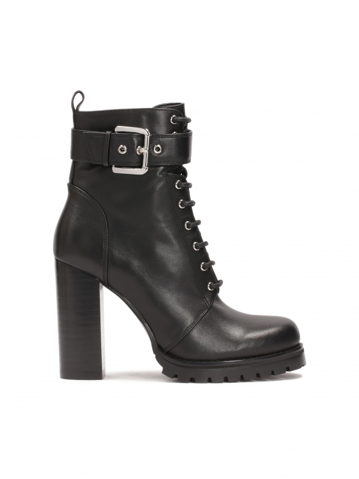 Czarne botki zdobione paskiem ze sprzączką