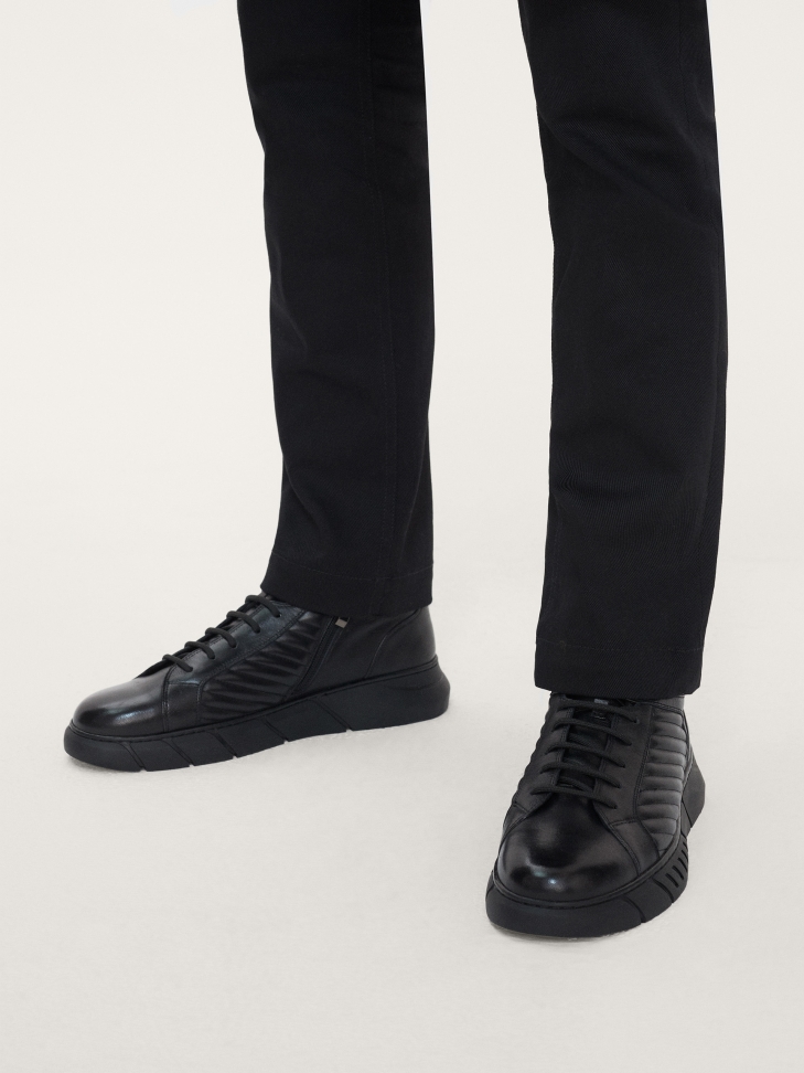 Sznurowane sneakersy męskie z pikowaniem