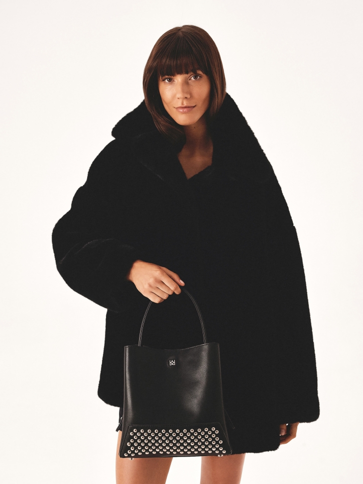 Czarna torebka ze srebrnymi nitami