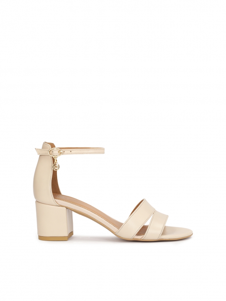 Beżowe sandały na szerokim obcasie