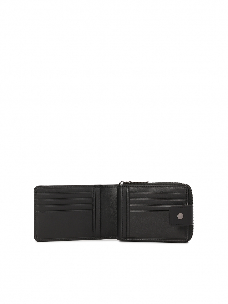 Czarny portfel z tłoczonymi monogramami
