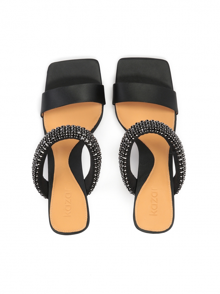 Klapki na wysokim obcasie zdobione cyrkoniami